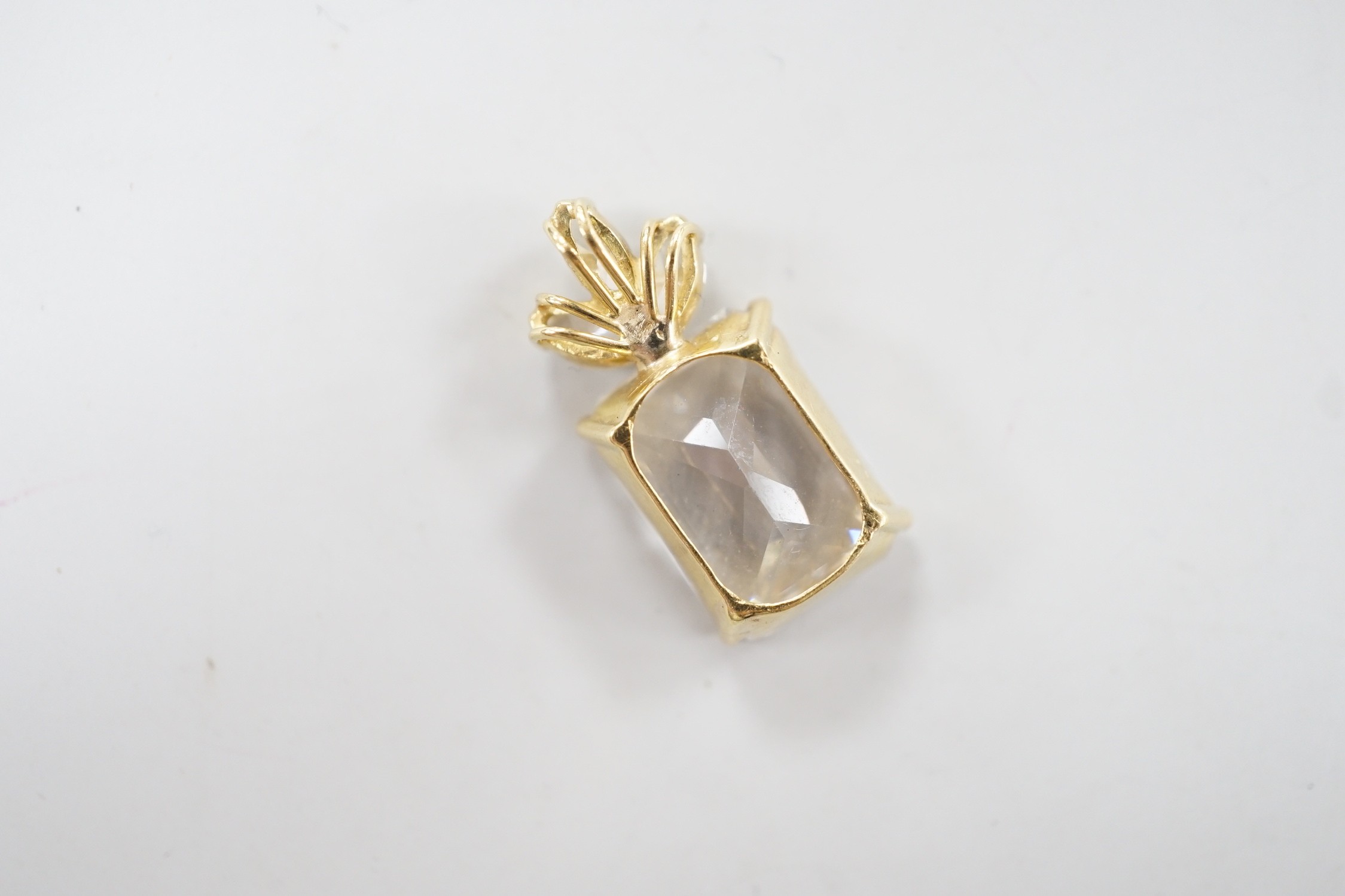 A modern yellow metal mount single stone simulated diamond and three stone diamond set pendant, 21mm, gross weight 4.2 grams.